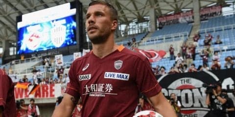 ポドルスキと白鵬が2ショット、初の相撲観戦で「マシーンとマシーンが出会う」