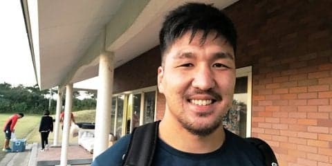  タックルで前に出る。故郷・福岡で7番を背負う布巻峻介の静かな闘志。 