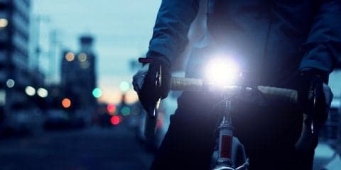 広く、遠くまで照らす自動調光式の自転車用ライト「ラディエイト400」発売