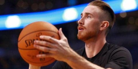 復活へ向けリハビリを開始したゴードン・ヘイワード、椅子に座った状態でハーフラインからのシュートを披露