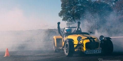 目が回るう…ケータハム SEVEN でドーナツターン回数の世界記録