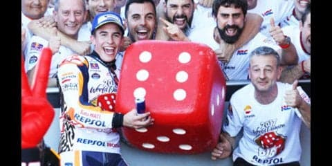 勝者も敗者も笑顔。マルケスとドヴィの劇的なシーズン、最高の終幕