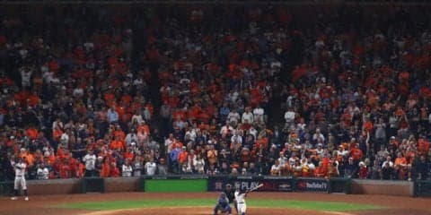 【MLB】素手、ダイビング、帽子にスッポリ…今季最も記憶に残るファンのキャッチは