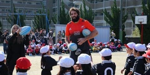  小学生、校長先生大興奮！ オールブラックスが大阪でラグビー教室を開催。 