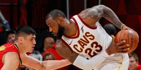 ホークスのエースをレブロン・ジェームズの徹底守備で抑え、キャブズが10連勝