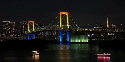 レインボーブリッジが虹色に！ 点灯式を開催　1月3日まで特別ライトアップ