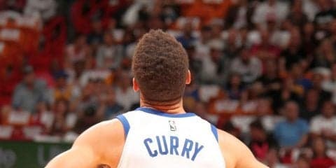 ヒート戦でハプニング発生、ウォリアーズの選手たちは暗闇の中でシューティング