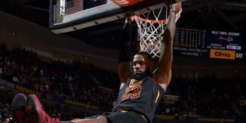 ダンク・コンテストに出場しないレブロン・ジェームズの『ノールック・ダンク』