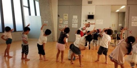 逆上がりのやり方をレッスン！「鉄棒メインの体操教室」開催