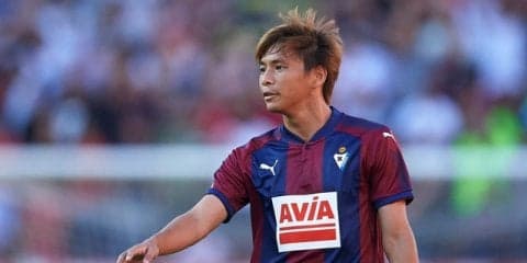 乾貴士、柴崎岳と交換したユニフォームを披露