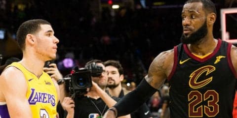 レブロンはレイカーズ相手にトリプル・ダブル達成も、移籍の憶測を「雑音」と一蹴