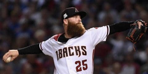【MLB】負傷恐れず…メジャー右腕、氷上「人間ボウリング」でピン突撃→ストライク
