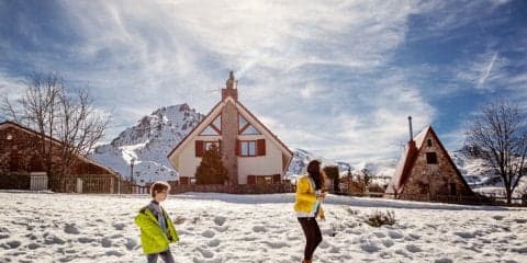 子どもと一緒に体を動かそう！冬でもスポーツができるお出かけスポット6選