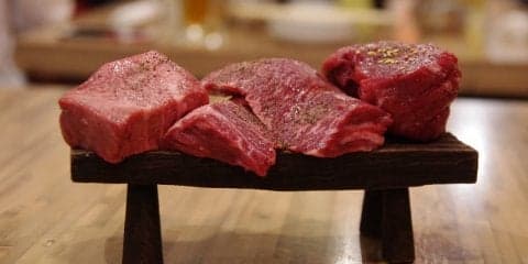 美女と肉汁～肉を食べるために生まれてきたの～