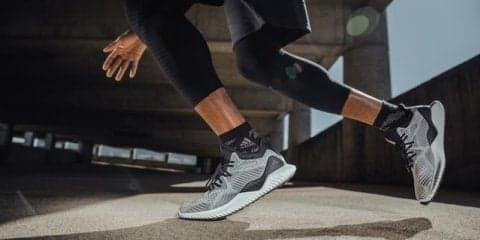 アディダス、多方向の動きに対応する「アルファバウンス ビヨンド」発売