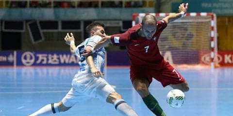サッカーとフットサルの違いって？人数、ルール、戦術を解説
