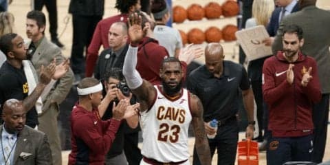 自身でフライング祝福をしたレブロン・ジェームズ、史上7人目の通算3万得点を達成