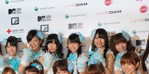 峯岸みなみが初舞台で感激、初日祝いに「こんなに嬉しいものなんだ」と喜び