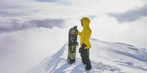 F1レーサーのルイス・ハミルトンがトップスノーボーダーとスノースポーツ！「JAPOW」公開