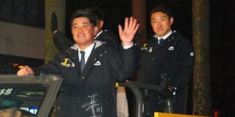 キャンプ地の宮崎でホークス歓迎パレード　日没後の開催も大勢のファン