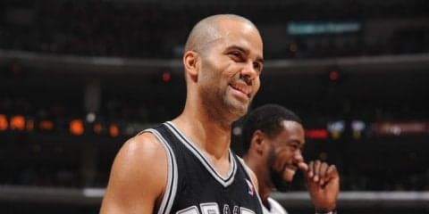 トニー・パーカーがファンをハグ、選手は想像以上に『手書きボード』を見ている？