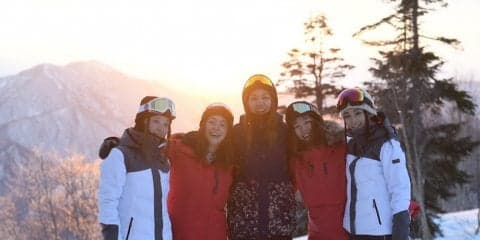 [苗場 ROXY SNOW PARK] 雪マジ19とタッグを組んだ、19歳女性限定無料バスツアーを実施