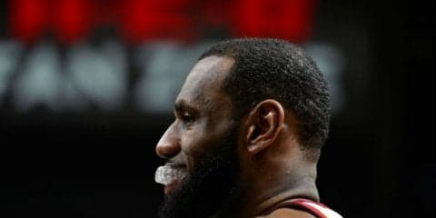 ウォリアーズ移籍の噂をレブロンが一笑に付す「ナンセンス」