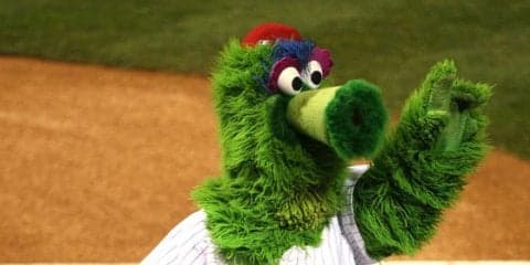 【MLB】人気マスコットの“はしゃぎすぎ”動画が話題　喜びすぎて室内で豪快に転倒!?