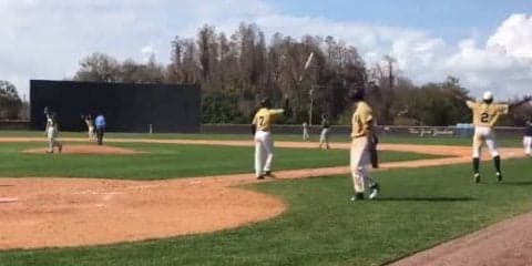 原辰徳氏の伝説シーンよりは控えめ!?　米大学生の豪快なバット投げが話題