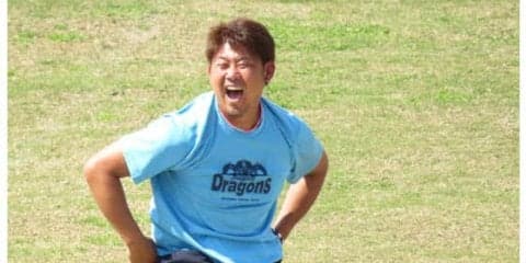中日・松坂、“岩瀬犬”と戯れ笑顔全開　キャッチボールも行い「確認を」