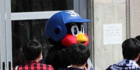 つば九郎があちこちに出没、“青木効果”でファン増加のヤクルトキャンプ