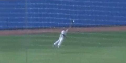 「完全に空中を浮遊」!?　米大学生が「重力に逆らう」スーパーキャッチ