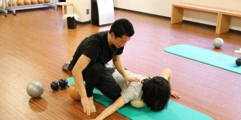 身体を“伸ばす”メンテナンスの重要性。NY発の「ヤムナ」を体験してきた┃連載「甘糟りり子のカサノバ日記」#7