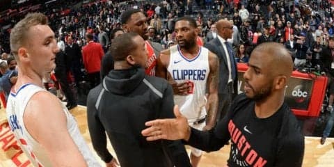 2試合続けての場外乱闘を阻止、ロケッツ用具係が隠し通路を塞ぐ好ディフェンス