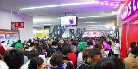 鷹グルメ食べ放題の「シーズンスタートデー」　混雑で動けず