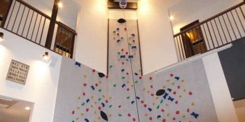 アウトドア設備を融合したシェアハウス、名古屋に竣工…ボルダリングや雲梯を設置