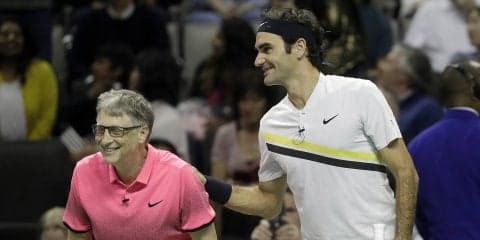 フェデラーとビル・ゲイツが共演し、チャリティマッチでソックらと対戦