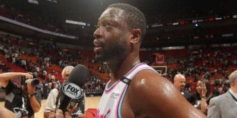 ドウェイン・ウェイドが銃乱射事件で17人の犠牲者が出た高校を表敬訪問