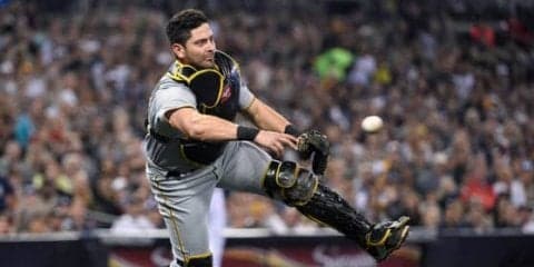 驚異の鬼肩は「ロケットショット」　MLB捕手が美技・膝つきスローを披露
