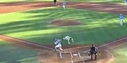 出た、忍者走塁！　米大学で驚愕プレー　前方宙返りで捕手を飛び越え先制点