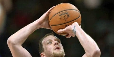 視覚障害を持つ少年に手を差し伸べる、ジャズのジョー・イングルスの『心意気』