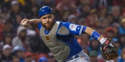 【MLB】35歳捕手の“ハッスルプレー”が話題に　ネットに突っ込む好捕に会場拍手