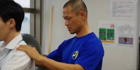 ビジネスマン必読 デスクワークの合間に必要なのは「背中」のストレッチ