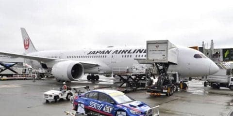 スバルが WRX STI を空輸、JAL機に積み込み…ニュルブルクリンク24時間参戦へ