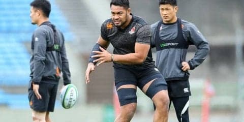  患部にはプレート。それでもヘル ウヴェは迷わずプレッシャーをかけに行く。 