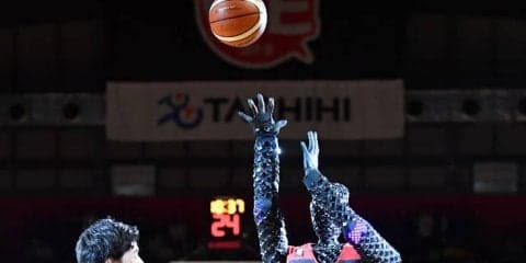 AIバスケロボの『CUE』（キュー）がアリーナ立川立飛でお披露目、馬場雄大との初勝負は引き分けに