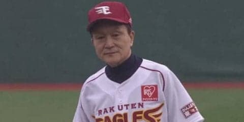 小田和正氏が故・星野氏の「77」背負い始球式「仙ちゃんが喜んでくれると思い」