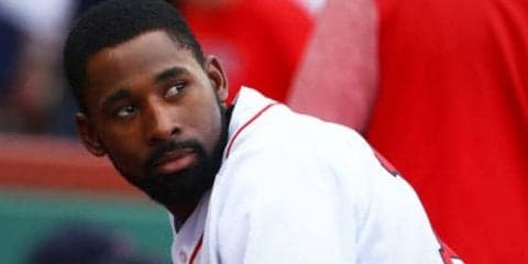 【MLB】捕球確率わずか「8%」　Rソックス外野手が「宙返りキャッチ」の超美技