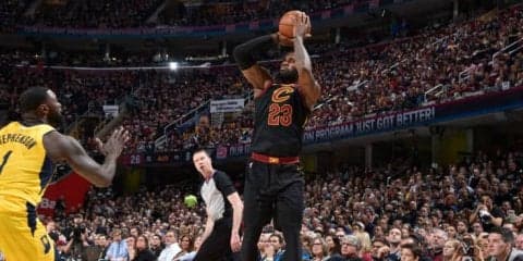 試合開始から1人で13-0のランを決めたレブロン、46得点でキャブズを勝利に導く