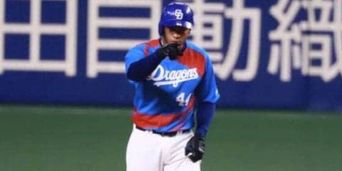 “竜のモヤさま”昇格即4安打3打点　未経験の一塁手には「ワオ…」と頭抱える